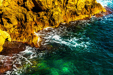 海上高悬崖 夏天的海底背景 许多喷洒海岸线地标蓝天旅游岩石耀斑天空旅行边缘海岸图片