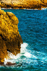 海上高悬崖 夏天的海底背景 许多喷洒海岸线天空蓝色热带娱乐海岸冲浪岩石旅行旅游图片