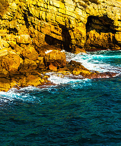 海上高悬崖 夏天的海底背景 许多喷洒海岸岩石蓝天太阳旅行悬崖旅游地标全景绿水图片