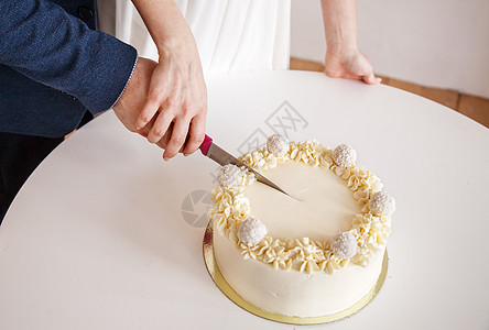 新婚夫妇切蛋糕 手拉紧图片