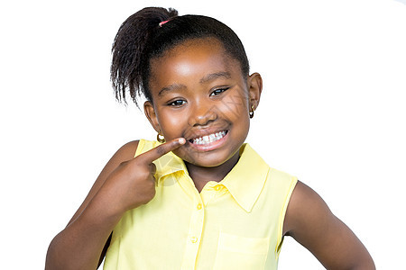 可爱的非洲女孩用手指对着牙齿图片