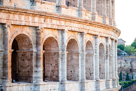 罗马的蓝色天空背景蓝天游客悲剧文化传统遗产石头历史建筑竞技场纪念碑图片