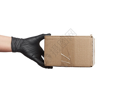 黑乳胶手套中的女性手拿着一盒棕色的纸箱图片