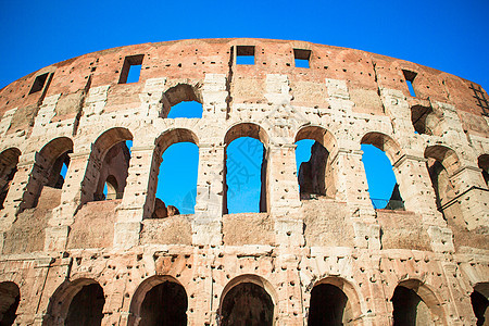 罗马的蓝色天空背景蓝天旅游考古学帝国剧院游客建筑建筑物传统石头日落图片