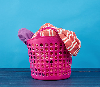 装满脏衣服的粉红色篮子 在洞中为Collec图片