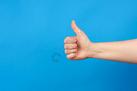 女性手举着右手的手势 就像蓝色背景上的手势图片