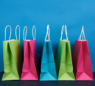 多色纸袋 装有购物和礼品手柄展示零售白色空白商业购物者顾客蓝色粉色市场图片