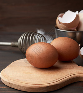 木板上的鸡蛋全棕色鸡蛋 在胡须后面羽毛工作室木头桌子母鸡早餐食物蛋壳农场脆弱性图片
