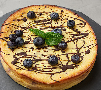 黑板上烤圆圆的干酪芝士锅炉 顶视线甜点馅饼早餐蛋糕美食沙锅食物叶子水果浆果图片