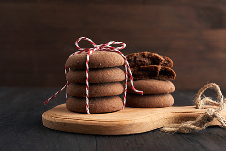 圆形巧克力芯片饼干夹在眉边的绳子上早餐食物红色甜点诱惑木头糕点乡村棕色蛋糕图片