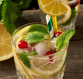 透明玻璃 加柠檬水和冰块 红莓叶子浆果薄荷玻璃补品果汁茶点水果柠檬苏打图片