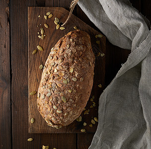 用黑麦面粉和南瓜种子制成的面包营养面粉餐巾早餐粮食亚麻食物小麦饮食乡村图片