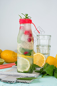 柠檬汁加柠檬 红莓 薄荷热带玻璃冰镇菜单草本植物饮料果汁浆果食谱桌子图片