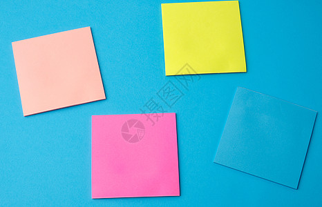 蓝色上不同颜色的多彩白纸纸贴纸邮政床单绿色笔记商业软垫正方形别针空白记忆图片