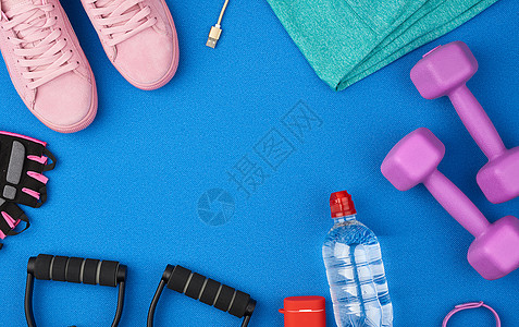 塑料 紫色哑铃 运动服 水 粉色运动鞋和湿衣服女士活动女性蓝色健身房工作室瑜伽鞋类耳机图片