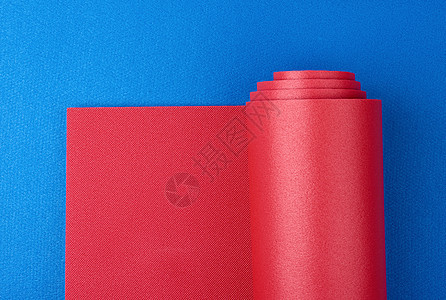 氯丁橡胶红色扭曲垫位于蓝色垫运动设备上图片