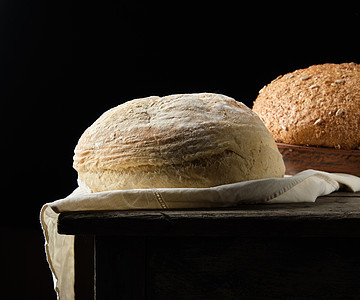 两包烤面包 放在白餐巾纸上图片