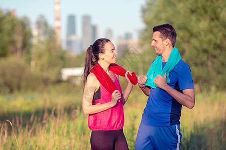 积极运动的夫妇在公园里跑步 健康和健康耳机活力成人音乐男人慢跑者训练福利活动运动装图片
