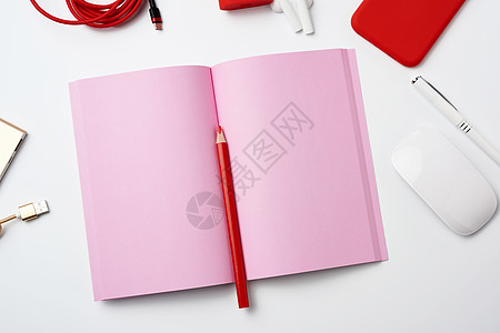 粉红色纸笔记本 有电缆的电源库 红智能手机图片