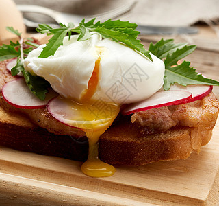 三明治加烤白片面包和偷鸡蛋 麦芽萝卜木板美食小吃咖啡营养水煮早餐沙拉杯子图片
