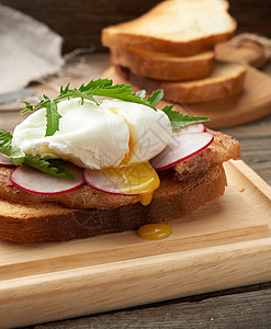 三明治加烤白片面包和偷鸡蛋 麦芽美食蔬菜沙拉熏肉午餐小吃盘子桌子叶子面包图片