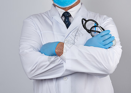 穿白色医疗大衣的成年男性医生站着并持有保健临床病人手套护士外套医院疾病卫生治疗图片