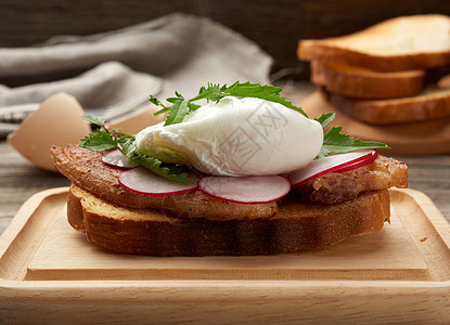 三明治加烤白片面包和偷鸡蛋 麦芽萝卜食物木板午餐沙拉叶子熏肉杯子脆皮早餐图片