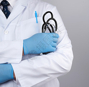穿白色医疗大衣的成年男性医生站着并持有成人医院工具药品外科疾病蓝色手套卫生病人图片