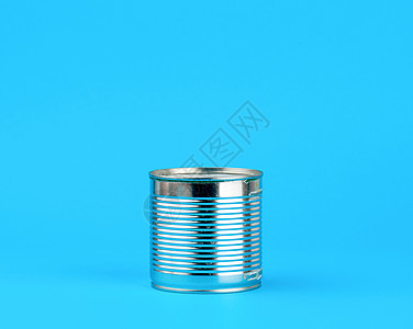 蓝色背景的保存食物用硬铁罐图片
