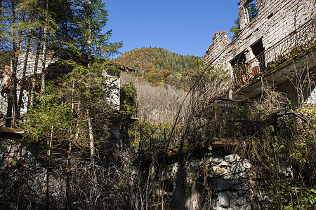 被抛弃在多洛米人身上的废墟建筑学森林乡村寺庙文化历史性窗户天空古董风化图片