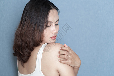 妇女用灰色背景 健康 手抓肩膀女士皮肤皮炎皮肤科脖子划痕成人疾病身体湿疹图片