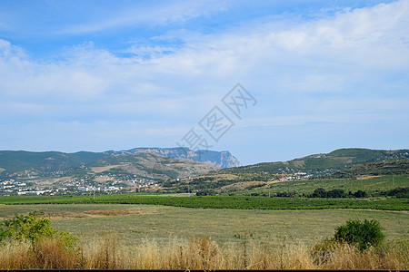 克里米亚自然景观 路边汽车窗外可见田地和山丘旅行风景半岛旅游土地地区爬坡场地季节环境图片