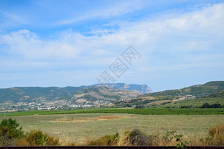 克里米亚自然景观 路边汽车窗外可见田地和山丘农村山脉风景晴天蓝色旅行环境旅游土地地平线图片