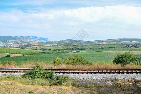克里米亚山丘和田地之间的铁路图片