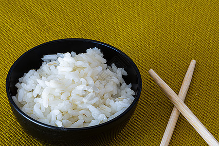 配有中国筷子的米饭碗洋葱营养餐厅蔬菜午餐面条盘子胡椒饮食烹饪图片