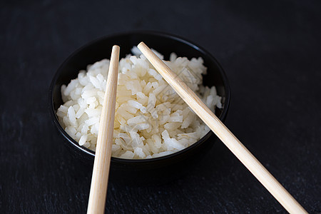 配有中国筷子的米饭碗餐厅美食洋葱营养午餐面条油炸饮食盘子食物图片