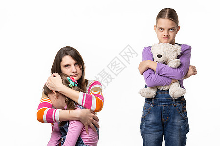 孩子们争吵着一个玩具 妈妈和其中一个女孩吵架图片