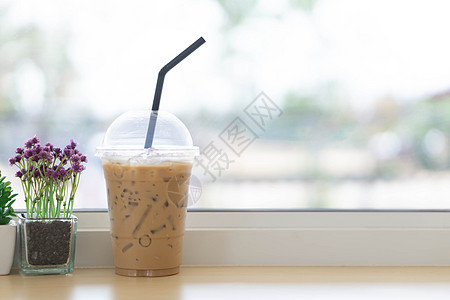 咖啡店里加花盆的冰咖啡杯紧闭白色玻璃桌子棕色饮料食物植物杯子绿色咖啡背景图片