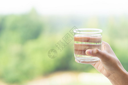 紧紧的女士手握着一杯纯净的水 以便她与众人交接手臂绿色女性反射白色玻璃手指手势液体背景图片