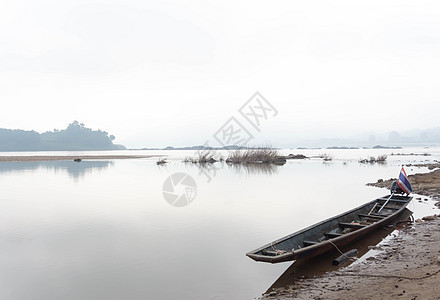 河流和山丘上装有船的美丽自然景观图片