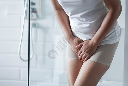 早上闭紧女人胃痛和卫生间 身体健康身体疼痛小便感染成人洗手间腹部医疗膀胱白色图片