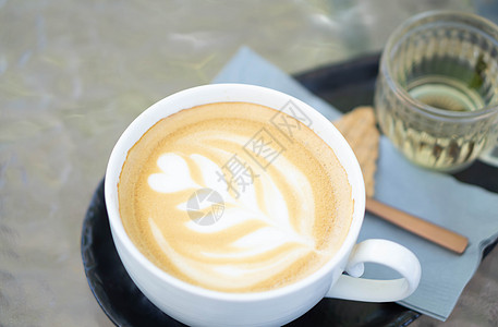拿铁咖啡艺术以木本底的咖啡郁金香形状 加热杯拿铁玻璃杯子牛奶乡村艺术背景