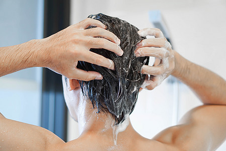 在洗手间里用洗发水洗头发的年轻人成人卫生浴室身体男人淋浴健康肥皂泡沫白色图片