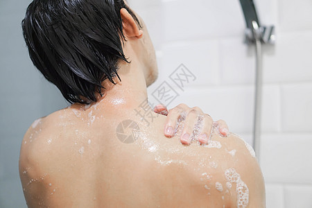 近身的英俊亚洲男子 在浴室洗个澡 Sele成人男性男人卫生头发身体胸部图片