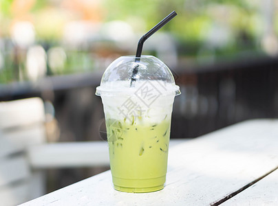 在木板上贴上绿茶 有选择性地用桌子绿色拿铁冰镇食物白色咖啡店饮料玻璃牛奶图片