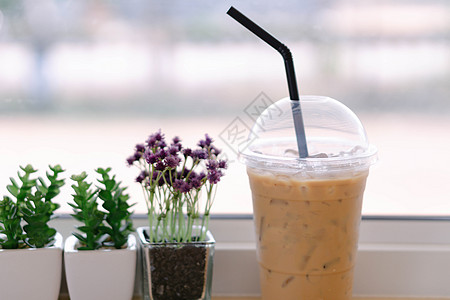 咖啡冰咖啡店里加花盆的冰咖啡杯紧闭咖啡焦糖食物植物绿色饮料玻璃桌子棕色拿铁背景