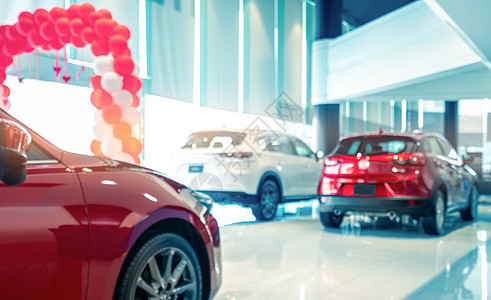 红色和白色豪华轿车停在车型上的SUV汽车的模糊后方视图运输驾驶经销商杂交种发动机奢华店铺顾客销售市场图片