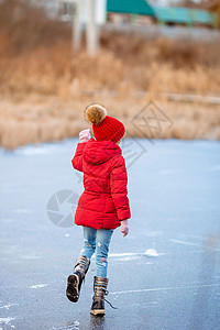 可爱的小女孩在冰场滑冰滑冰场女儿孩子训练溜冰场数字爱好溜冰者女孩闲暇图片