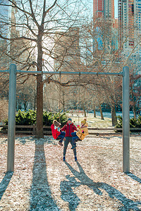 中央公园的父子家庭 在纽约美国度假时玩得开心点吧图片