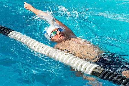 青少年回击游泳运动员在行动图片